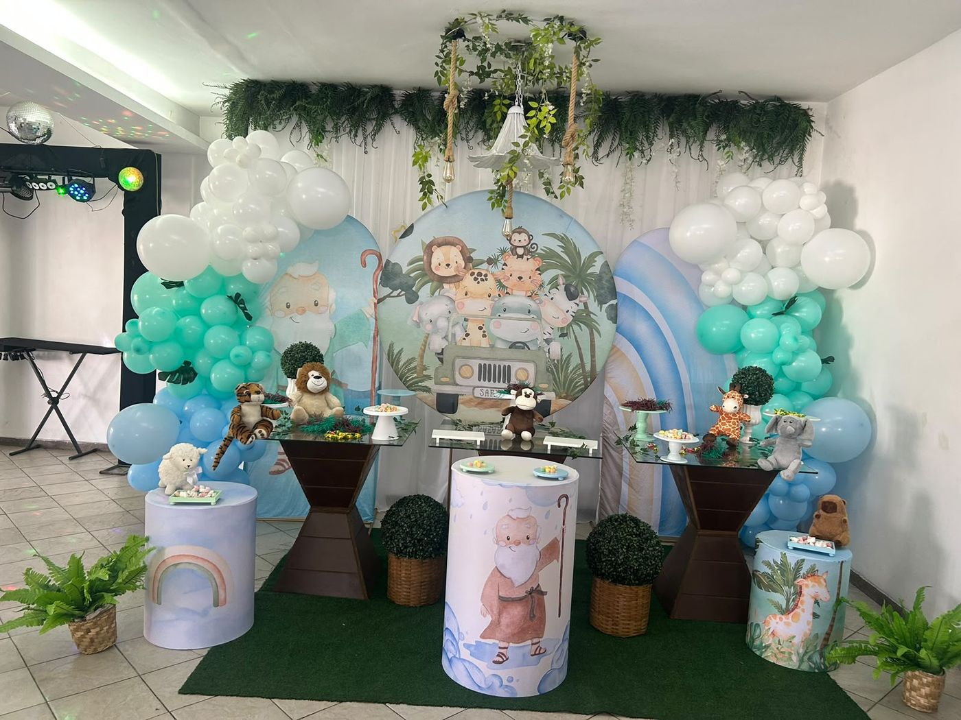 Decoração tema Arca de Noé com bichinhos, balões e painel de safari