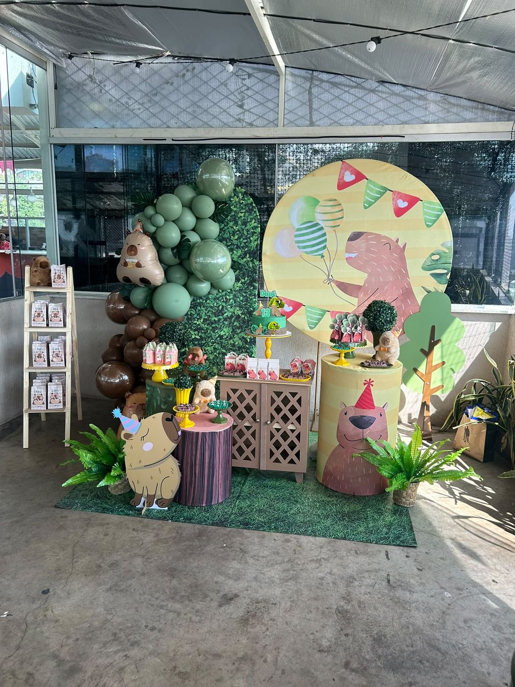 Decoração de festa tema Capivara com arco de balões verdes e marrons