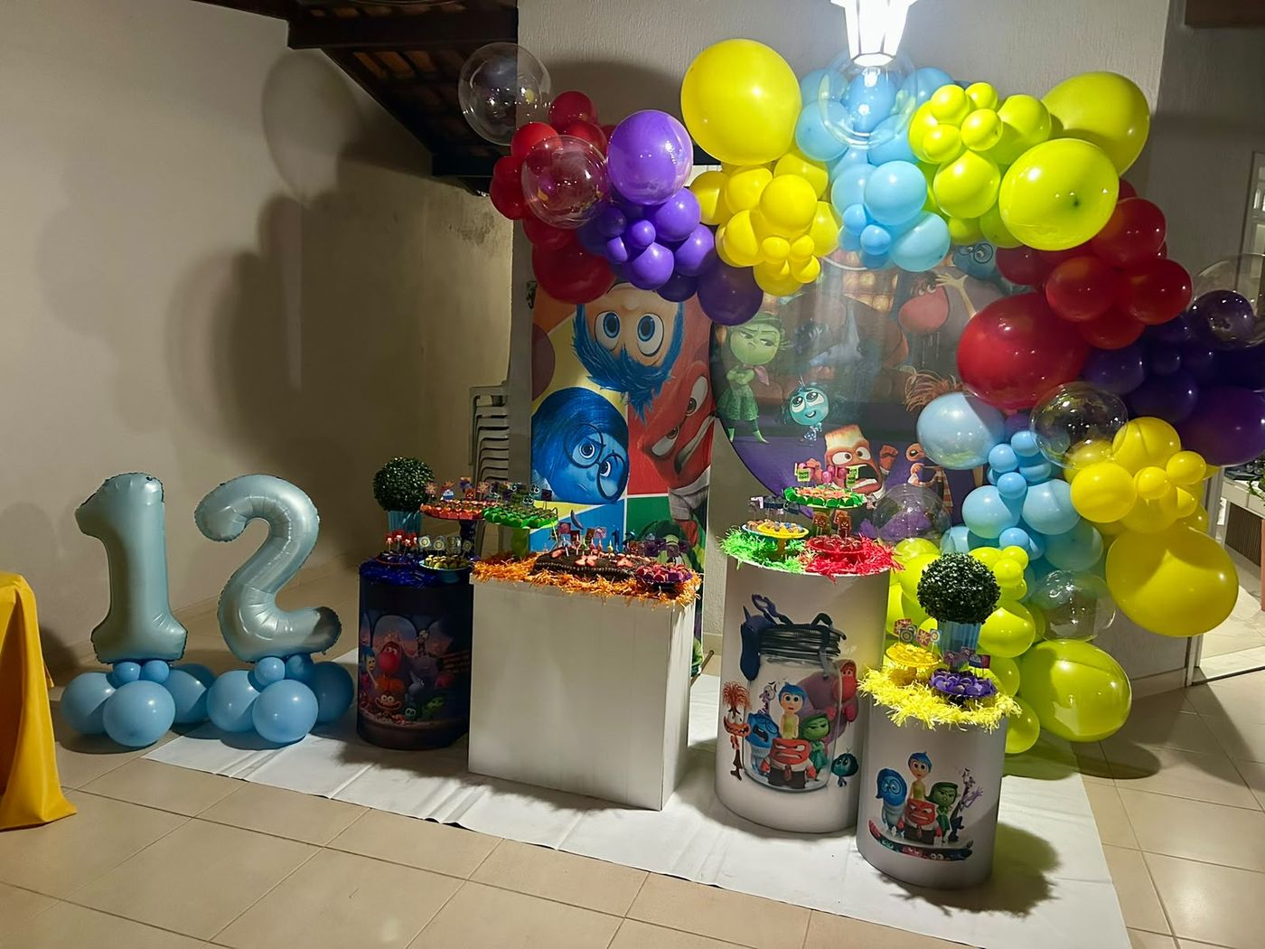 Decoração tema Divertidamente com balões coloridos e número 12