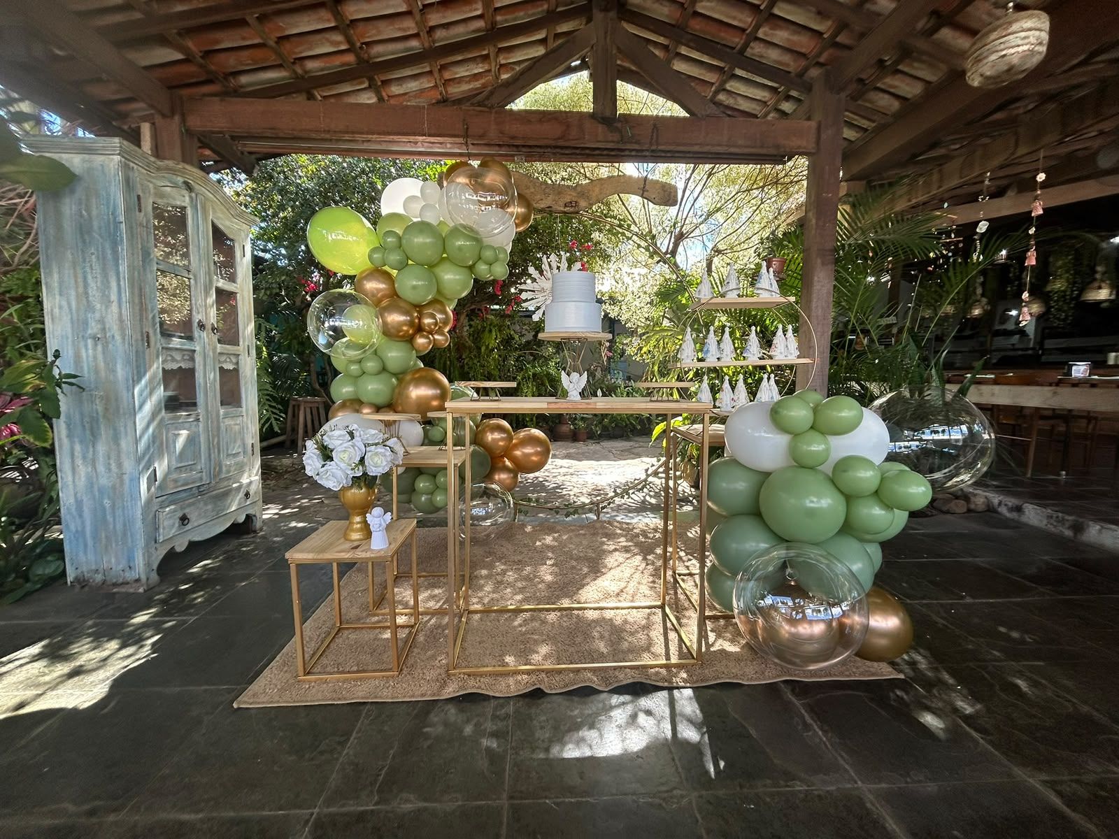 Decoração de festa infantil com balões verdes e dourados montada pela JM Decorações