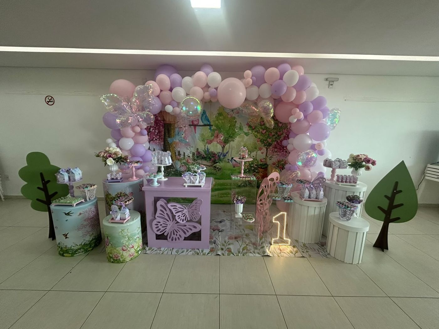 Decoração Jardim Encantado com borboletas e balões em tons pastel de lilás e rosa