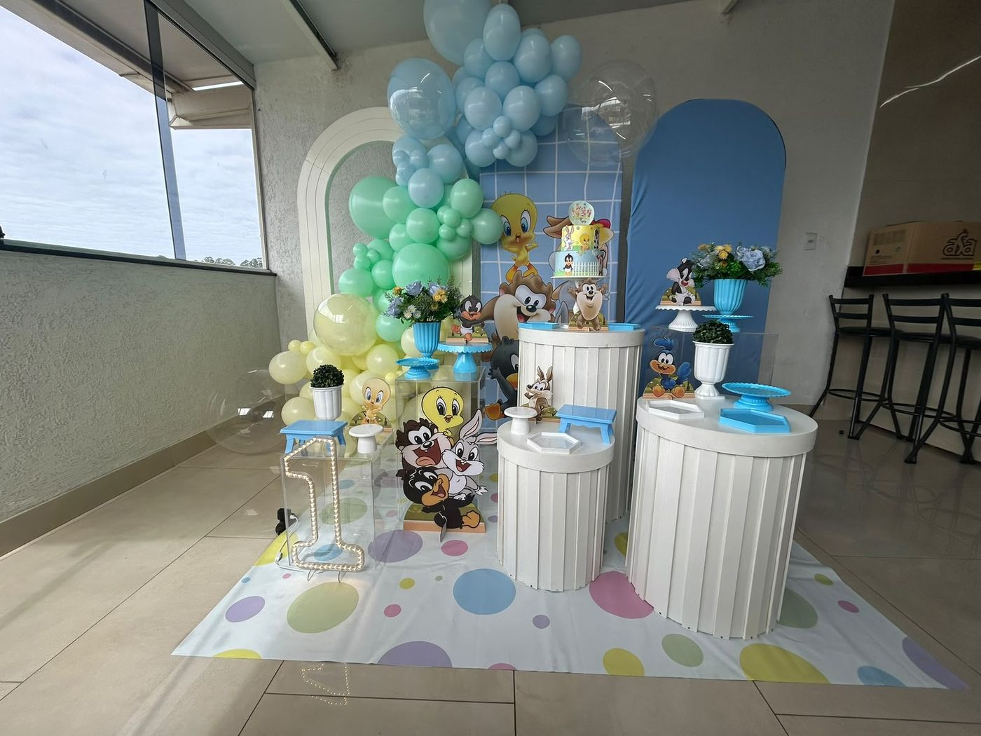 Decoração Looney Tunes Baby em tons pastel de azul, verde e amarelo