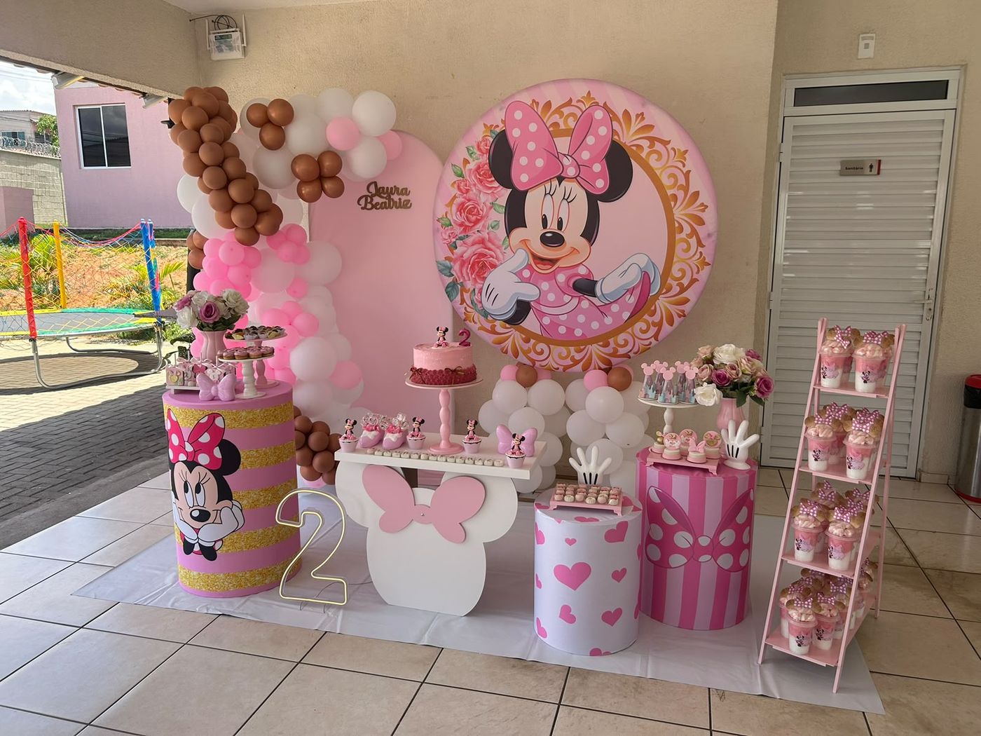 Decoração infantil tema Minnie em tons de rosa e dourado